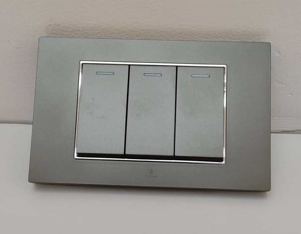 AGTTJS103G Toma Interruptor Triple ADORA